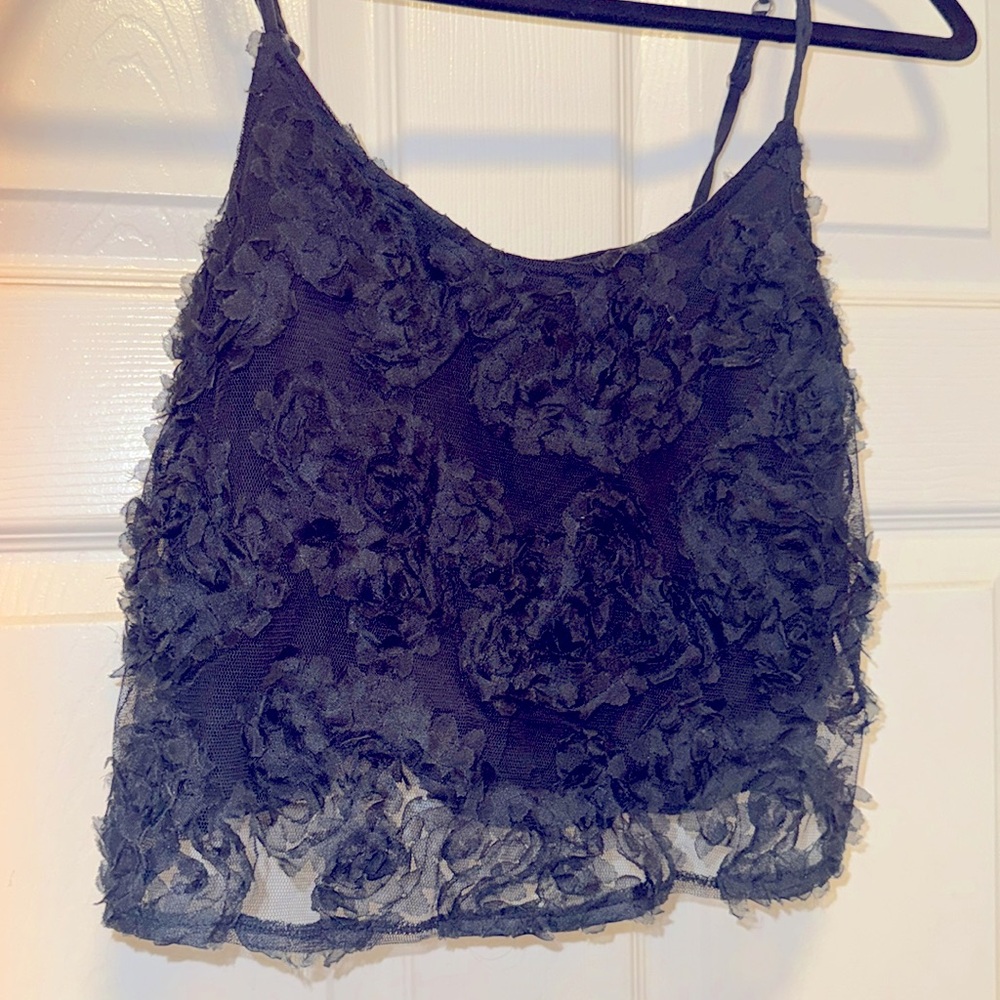 Blossom 🌸 in this super femme Abercrombie & Fitch crop